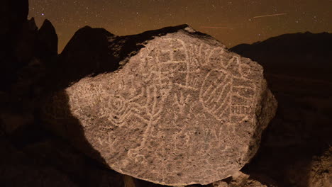 Dolly-Shot-Time-Lapse-En-La-Noche-De-Un-Sitio-De-Petroglifos-De-Paiute-Del-Valle-Sagrado-De-Owens-En-Las-Sierras-Del-Este-De-California-4