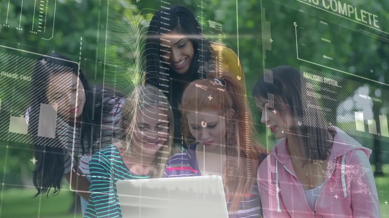 animación del procesamiento de datos sobre estudiantes femeninas felices y diversas que usan computadoras portátiles juntas al aire libre