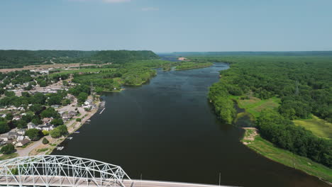 vista aérea del río mississippi, la ciudad de wabasha y el puente wabasha-nelson en minnesota, ee.uu.