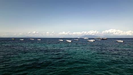 Barcos-A-Motor-En-El-Mar-En-La-Isla-De-Capri,-Italia---Toma-Aérea-De-Drones