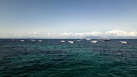 botes a motor en el mar en la isla de capri, italia - toma aérea de drones