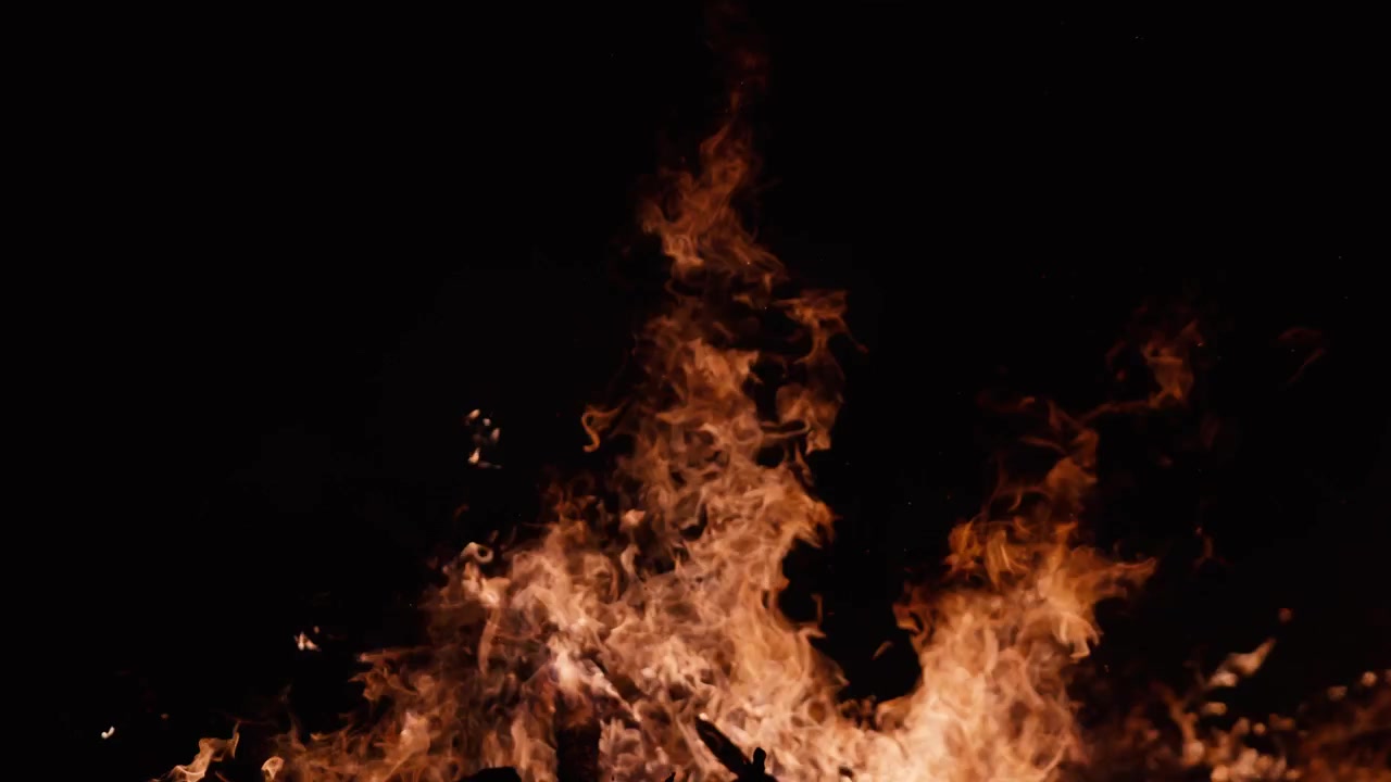 Fiamme dinamiche che ardono su sfondo nero