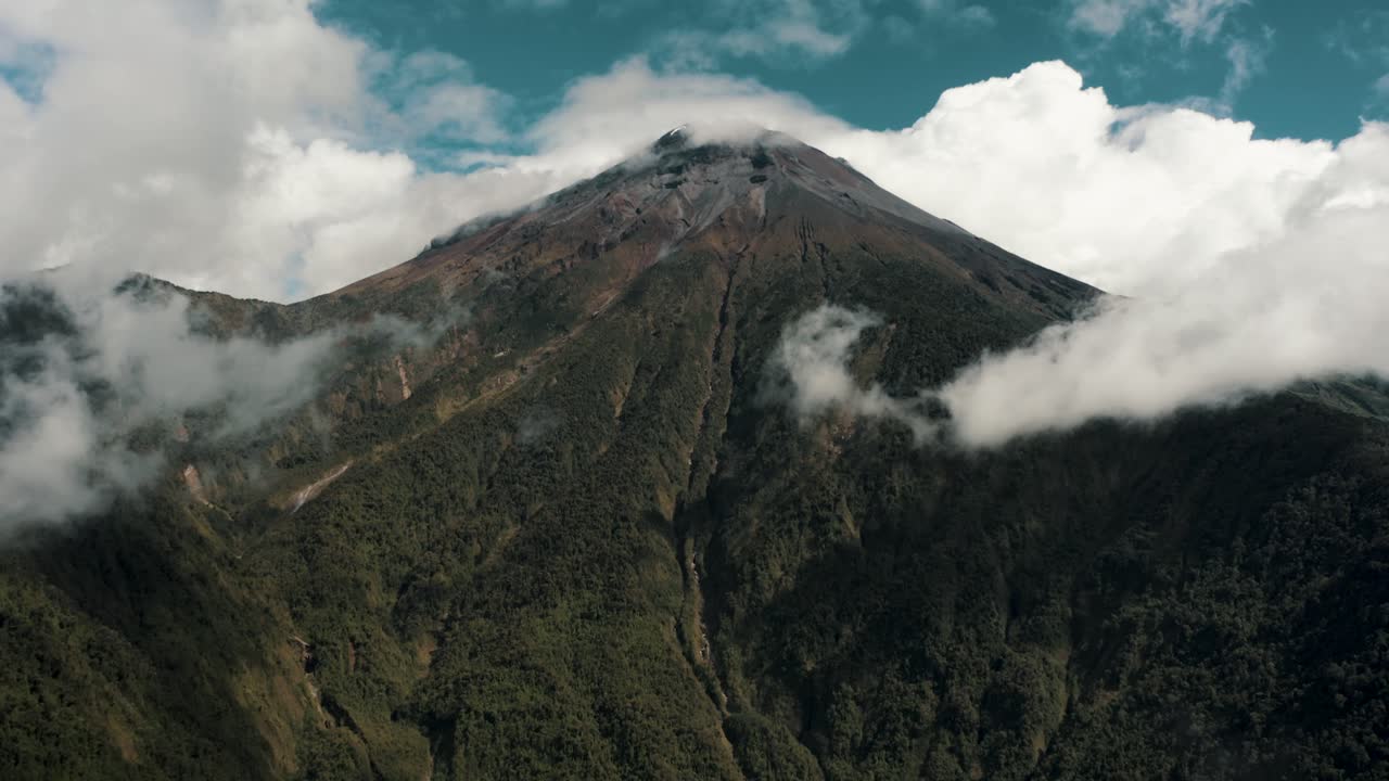 estratovolcán tungurahua en la cordillera oriental de ecuador- al sur de la ciudad de baños