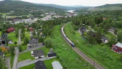 A-train-runs-through-Berkåk,-Rennebu-Municipality-in-Trøndelag-county