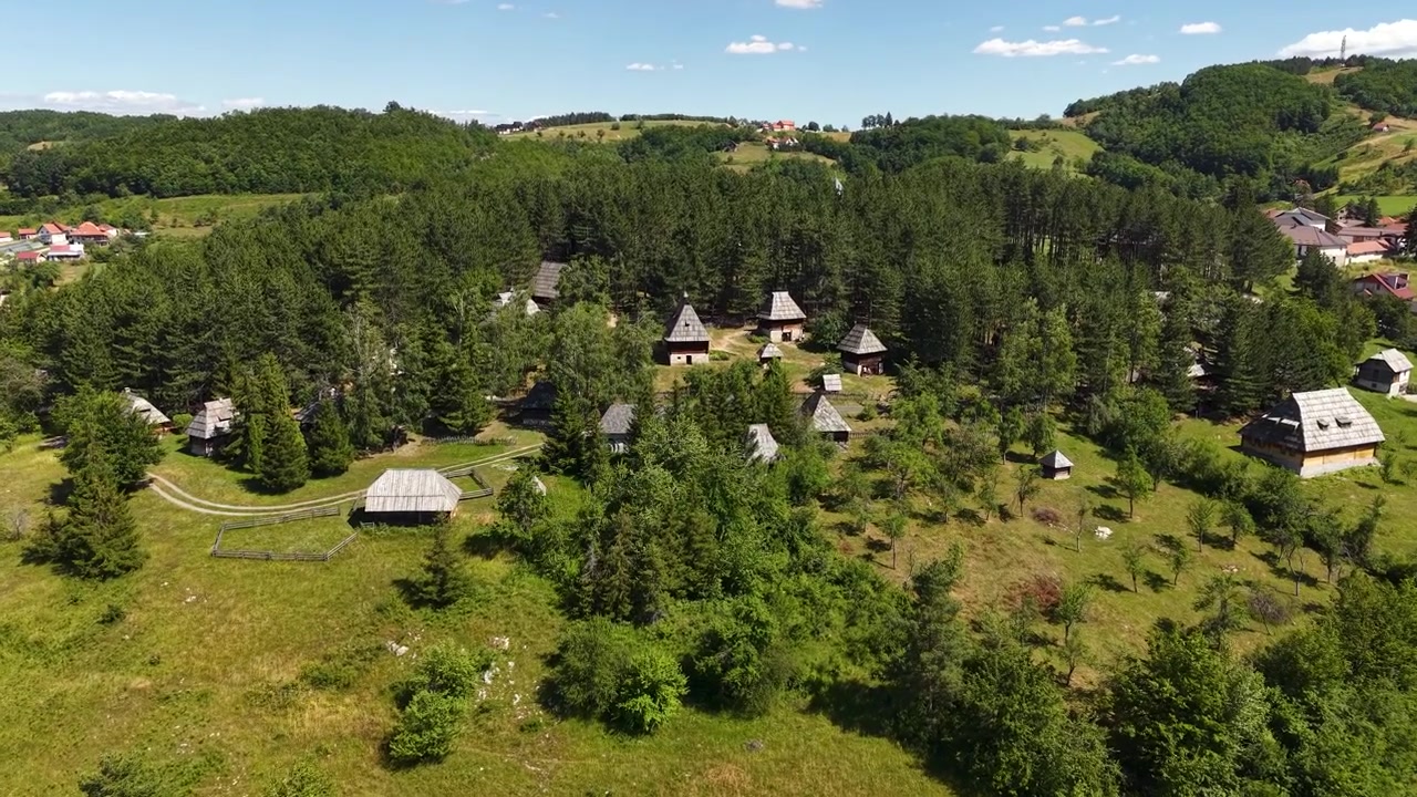 Vue aérienne par drone du Musée en plein air du Vieux Village de Sirogojno, Serbie. Vieilles maisons et bâtiments agricoles par une journée d'été ensoleillée.