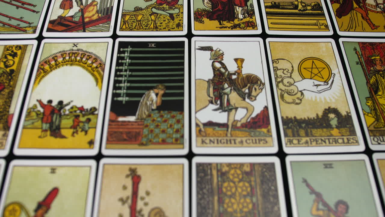 las cartas del tarot dispuestas en una cuadrícula muestran varias ilustraciones menores de los arcanos, incluidas espadas, varitas, copas y pentáculos. las obras de arte detalladas destacan el simbolismo tradicional del tarot de rider waite