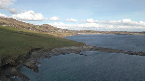 Atemberaubende-Donegal-Küste-4k-Filmische-Drohnenaufnahme---Co