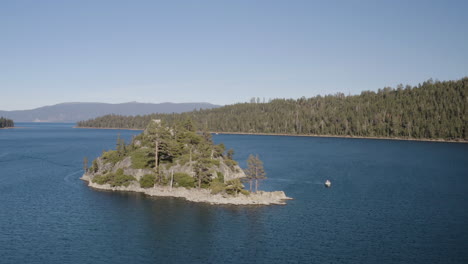 el barco de motor hace círculos para atracar en la isla de fannett, el lago tahoe.