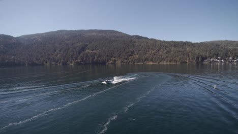 imágenes de drones 4k de lanchas rápidas recreativas que tienen pasatiempos de ocio durante un día soleado en un lago de almejas rodeado de montañas cultus bc parque provincial