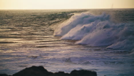 Poderosa-Ola-Oceánica-Rompiendo-La-Superficie-En-Un-Día-Sombrío.-Surf-Tormentoso-Rodando-Rocoso