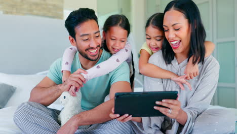 Tablet,-Glücklich-Und-Familie-Im-Heimischen-Schlafzimmer