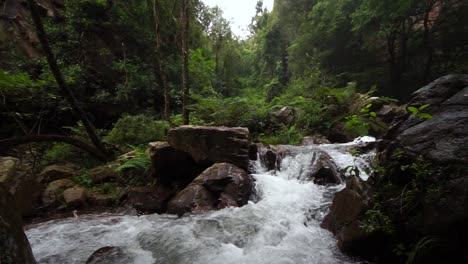 Río-Que-Fluye-En-Un-Día-Nublado