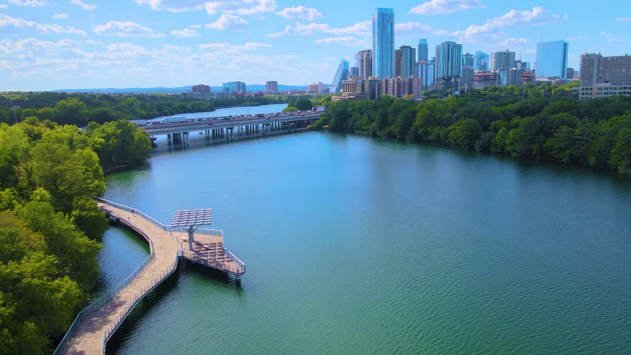 텍사스 주 오스틴에 있는 레이디 버드 호수의 보드워크를 따라 비행