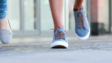 una pareja caminando por el centro comercial.