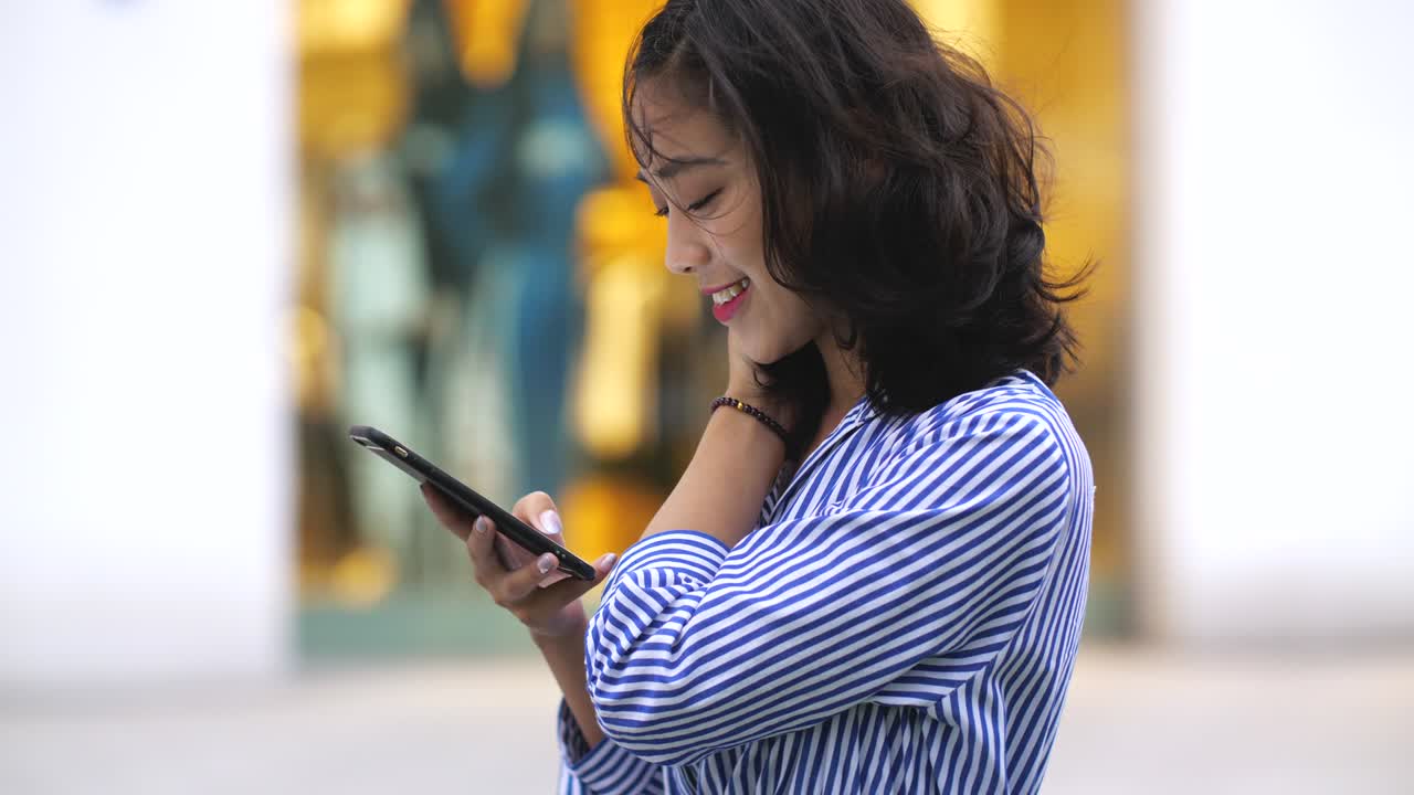 드폰을 사용하는 젊은 여성의 느린 동작,4k