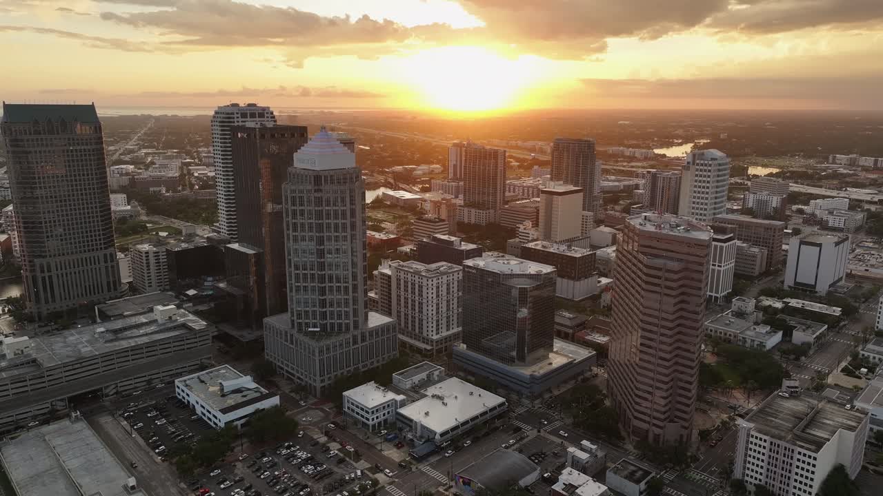drone estableciendo una toma del horizonte de tampa en el centro de la ciudad durante el atardecer dorado