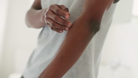 cuidado de la piel, belleza y cuidado del cuerpo con un hombre que usa