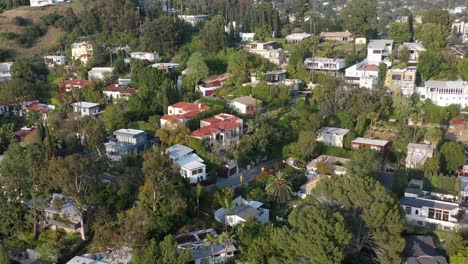 una vista aérea de las caras casas en la ladera de la colina - hollywood dell california