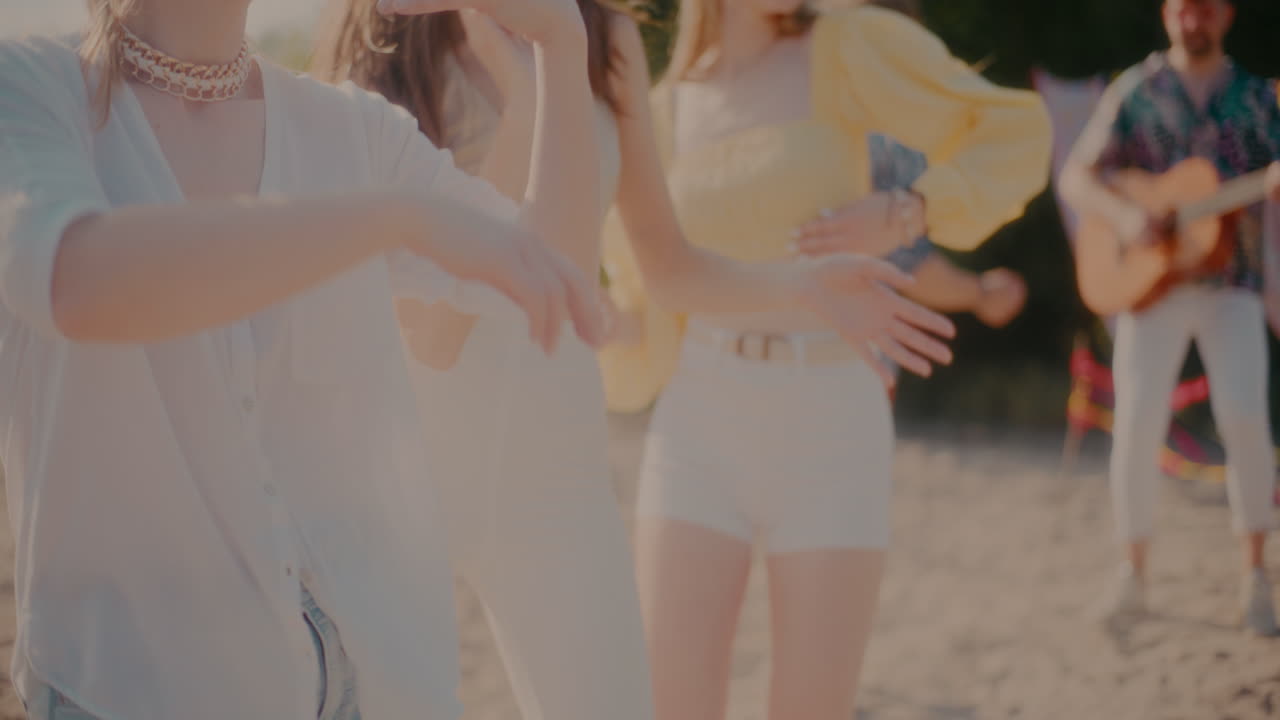 젊은 여자 친구 들 이 음악 에 맞춰 춤 을 추고 그루브 를 하고 있다