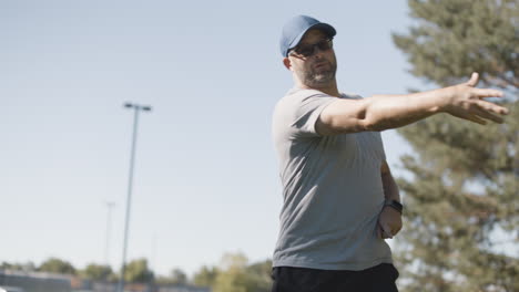 迪斯克高尔夫球场 (disc golf course) 是一个高尔夫体育场