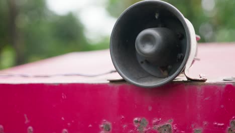 un vendedor de choon paan conduce con su tuk-tuk y vende pan y otros productos de panadería a los lugareños en colombo-2