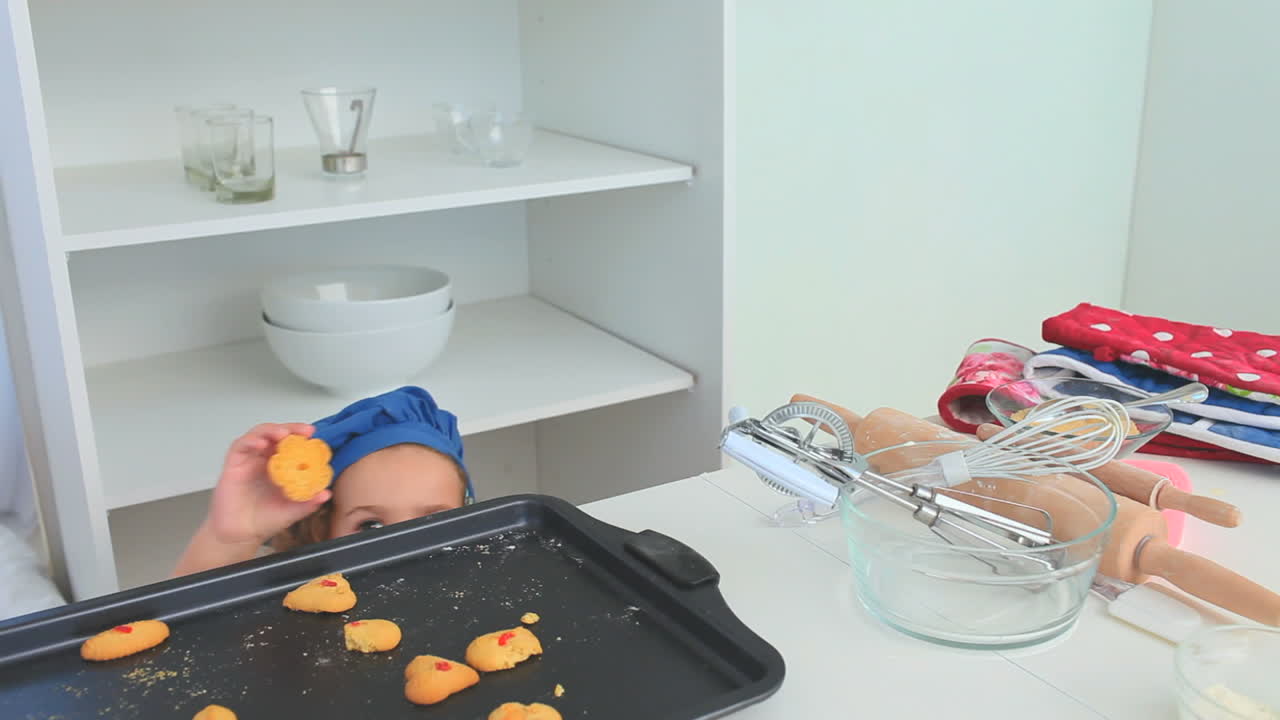 쿠키를 치는 귀여운 작은 소녀