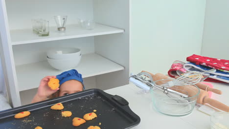 una niña linda robando galletas