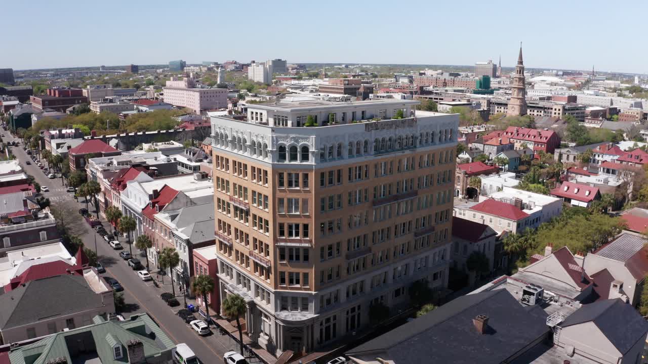 tomada aérea de primer plano del edificio de oficinas del pueblo, el único rascacielos en charleston, carolina del sur
