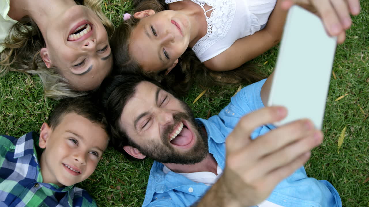 Familia feliz tomando una selfie