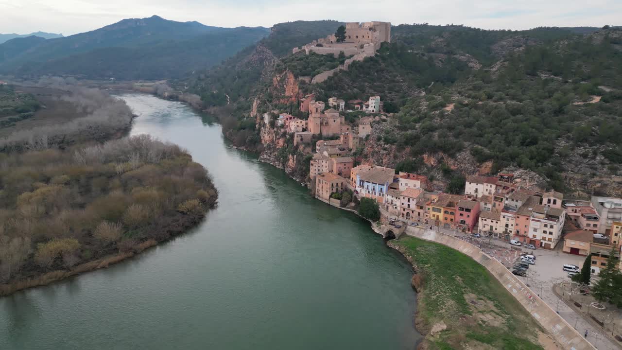 ciudad histórica y castillo de miravet en la cima de una colina junto a un río sinuoso en tarragona, españa, vista aérea