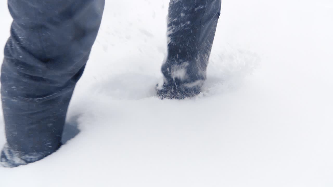 깊은 눈 속에서 고 있는 사람
