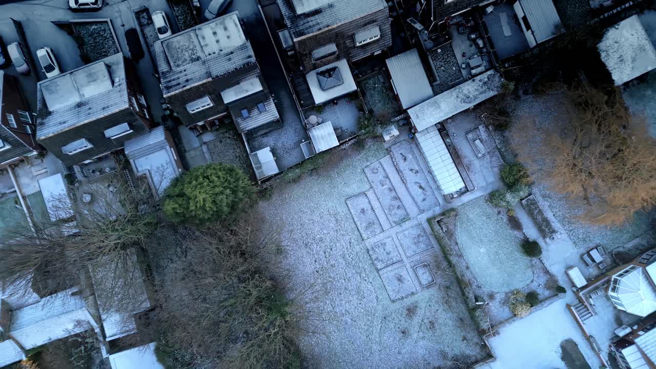 섬세한 분홍색과 파란색 이른 아침 일출 하늘의 추운 겨울 영화 공중 드론 영상