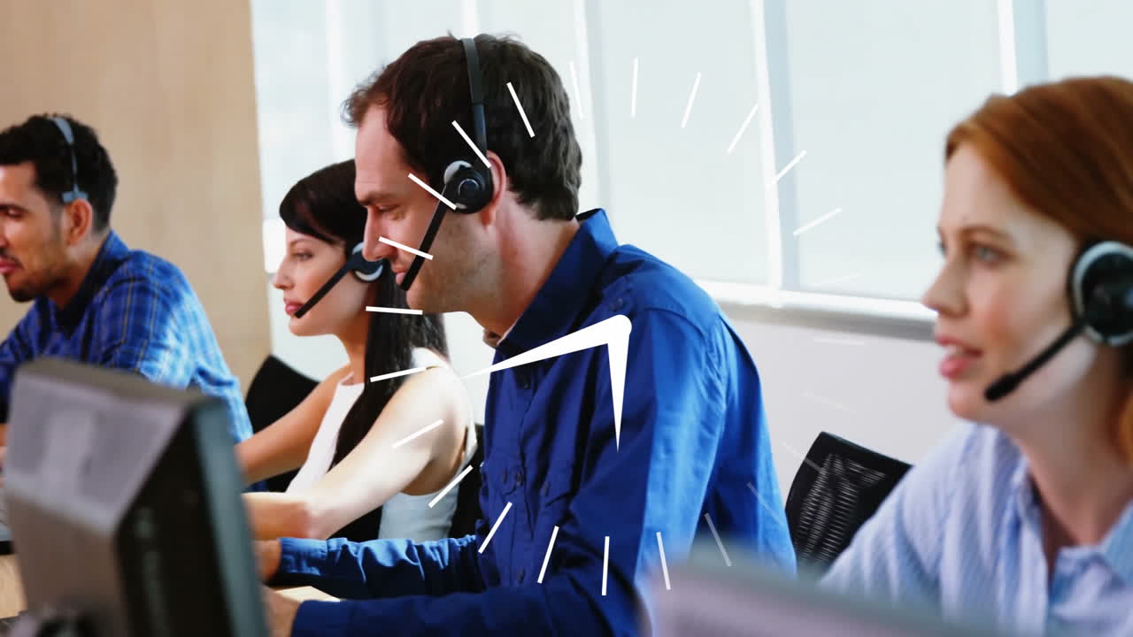 representantes de servicio al cliente trabajando en escritorios con animación de reloj sobre ellos