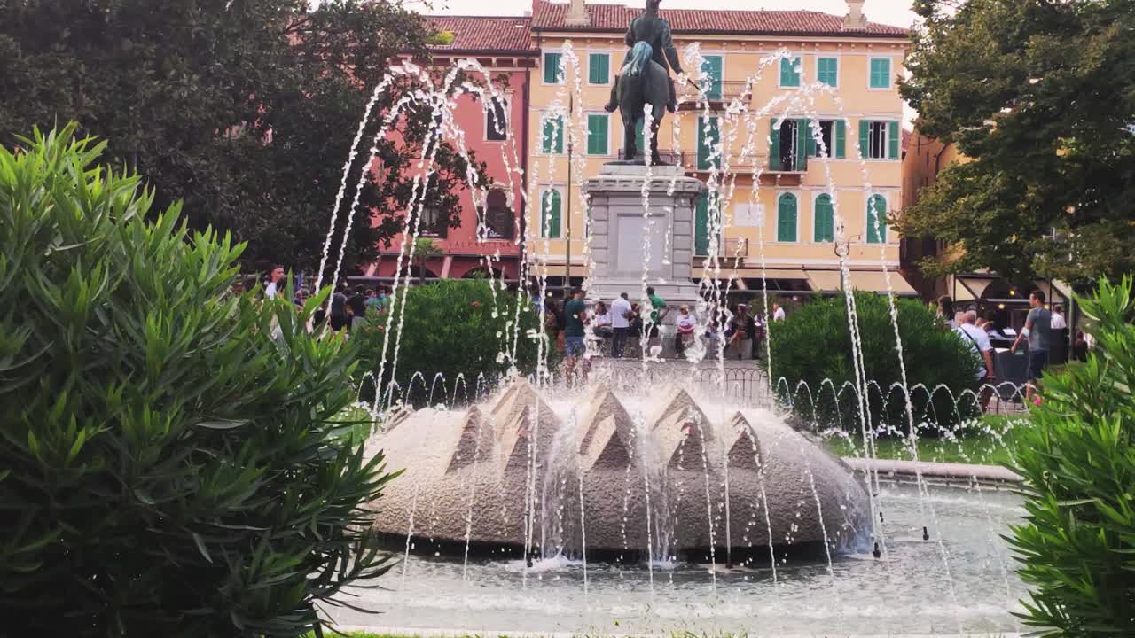 이탈리아 베로나에 있는 브라 스어 (bra square) 의 중앙에 있는 분수 (fountain) 를 가진 공원.