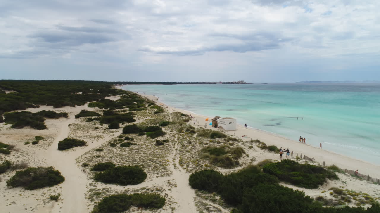 크리스탈 은 물과 덤불을 가진 하 해변의 드론, 마요르카, 스페인, 4k