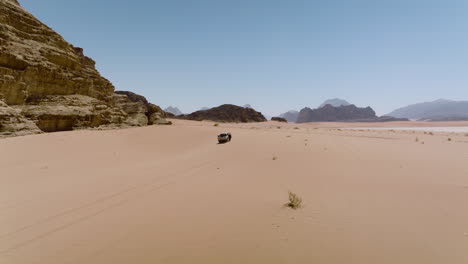 4x4-Landfahrzeug,-Das-In-Der-Wüstenlandschaft-Von-Wadi-Rum-In-Jordanien-Fährt