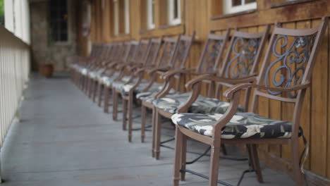 fila de sillas en un largo patio de restaurante
