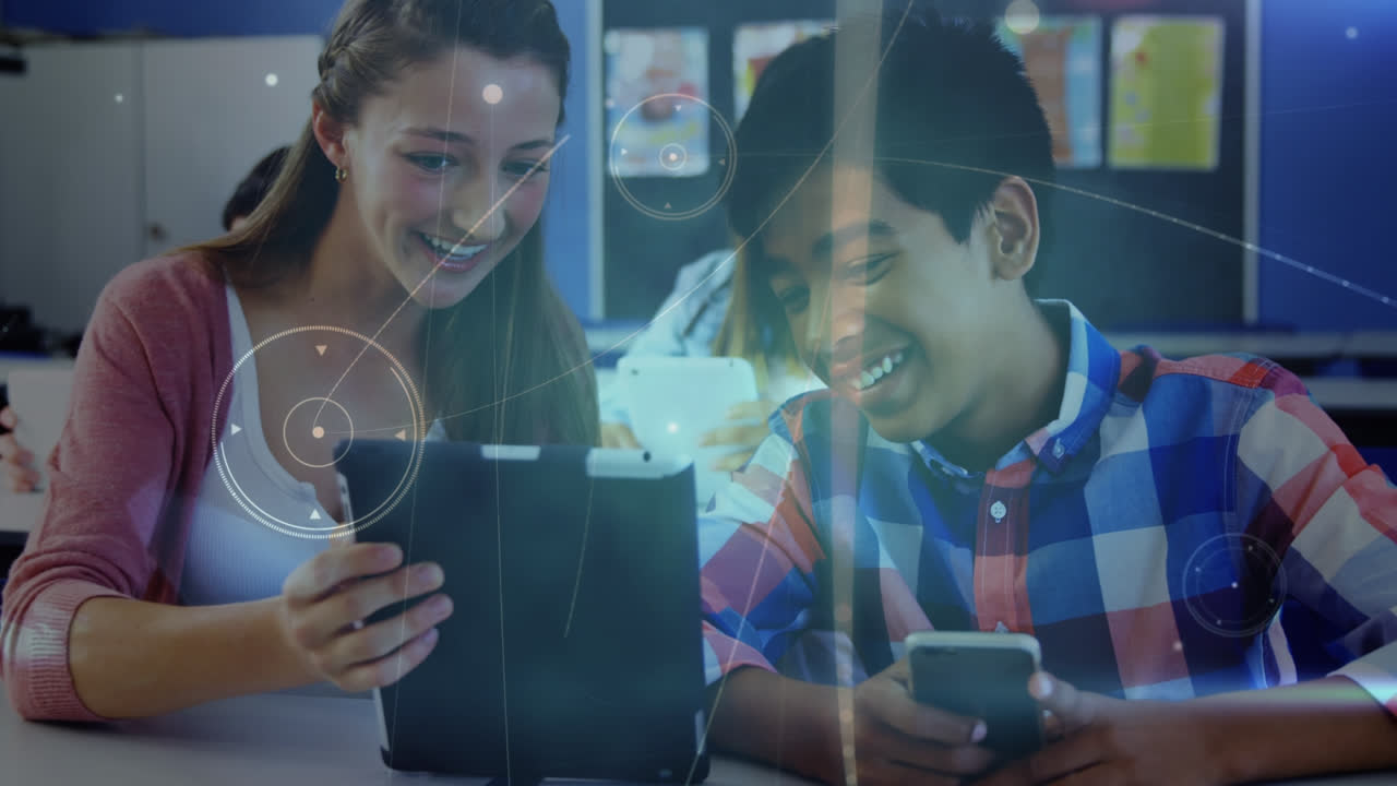 animación del procesamiento de datos sobre diversos estudiantes hablando