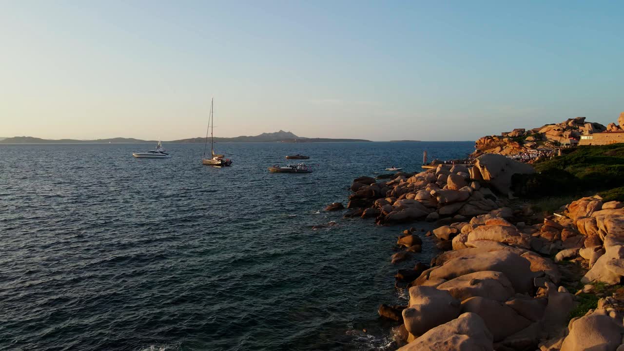 increíble puesta de sol en la playa de phi, cerdeña, italia