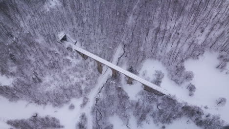 Impresionante-Toma-Aérea-Que-Muestra-Un-Antiguo-Viaducto-De-Tren-Con-Un-Túnel-Que-Atraviesa-La-Montaña-Al-Final