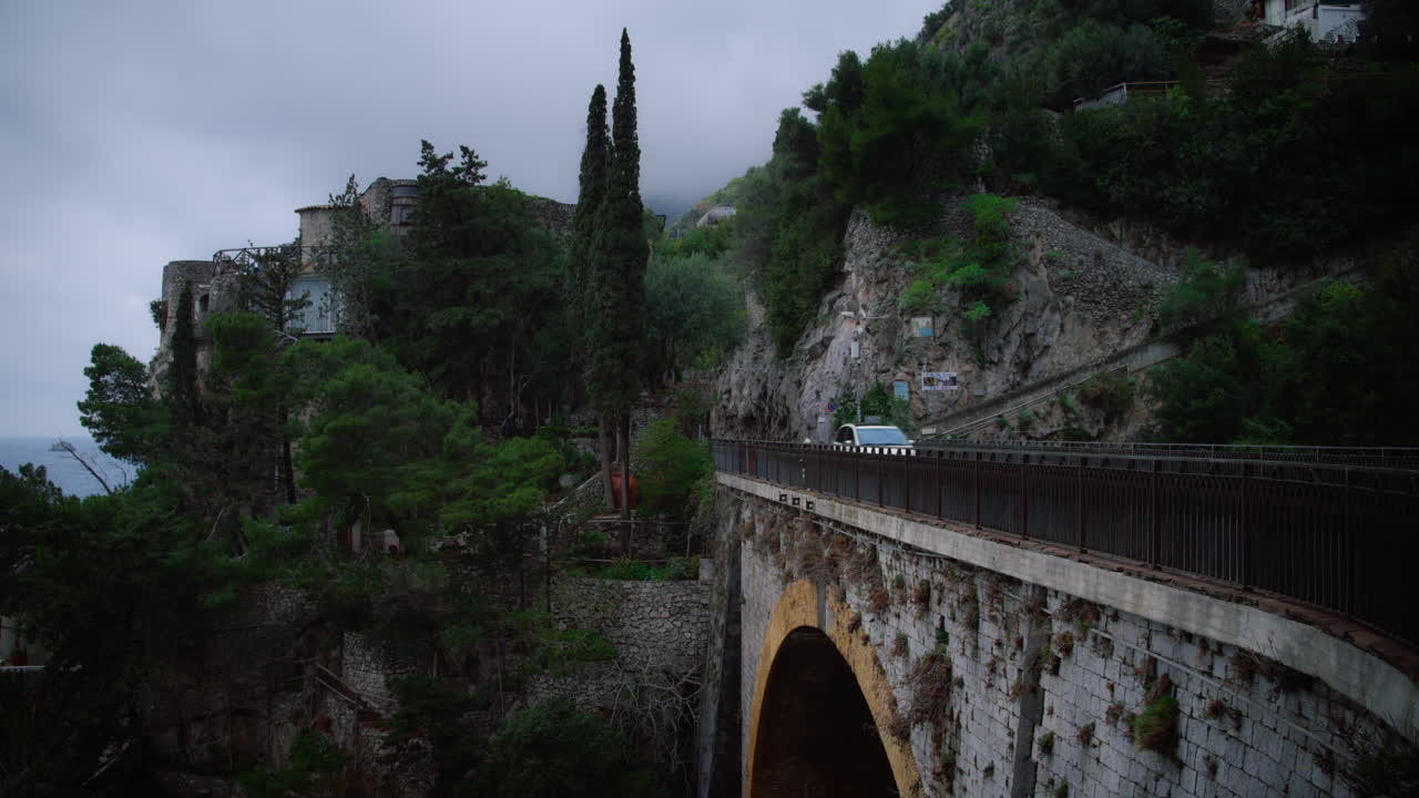 Storico ponte ad arco sul Fiordo di Furore nella provincia di Salerno, Amalfi, Italia. - inquadratura ampia.