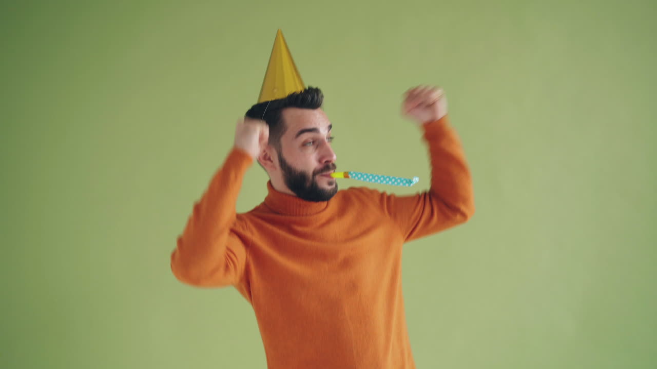 uomo che celebra una festa