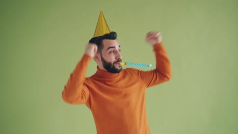 hombre celebrando una fiesta