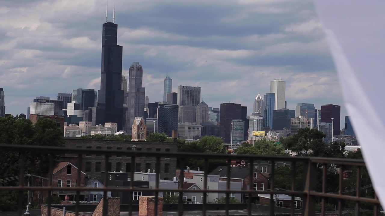 시카고 스카이라인 앞 바람에 얇은 천이 흐른다