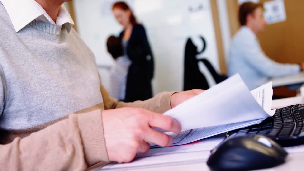 ejecutivo trabajando en su escritorio