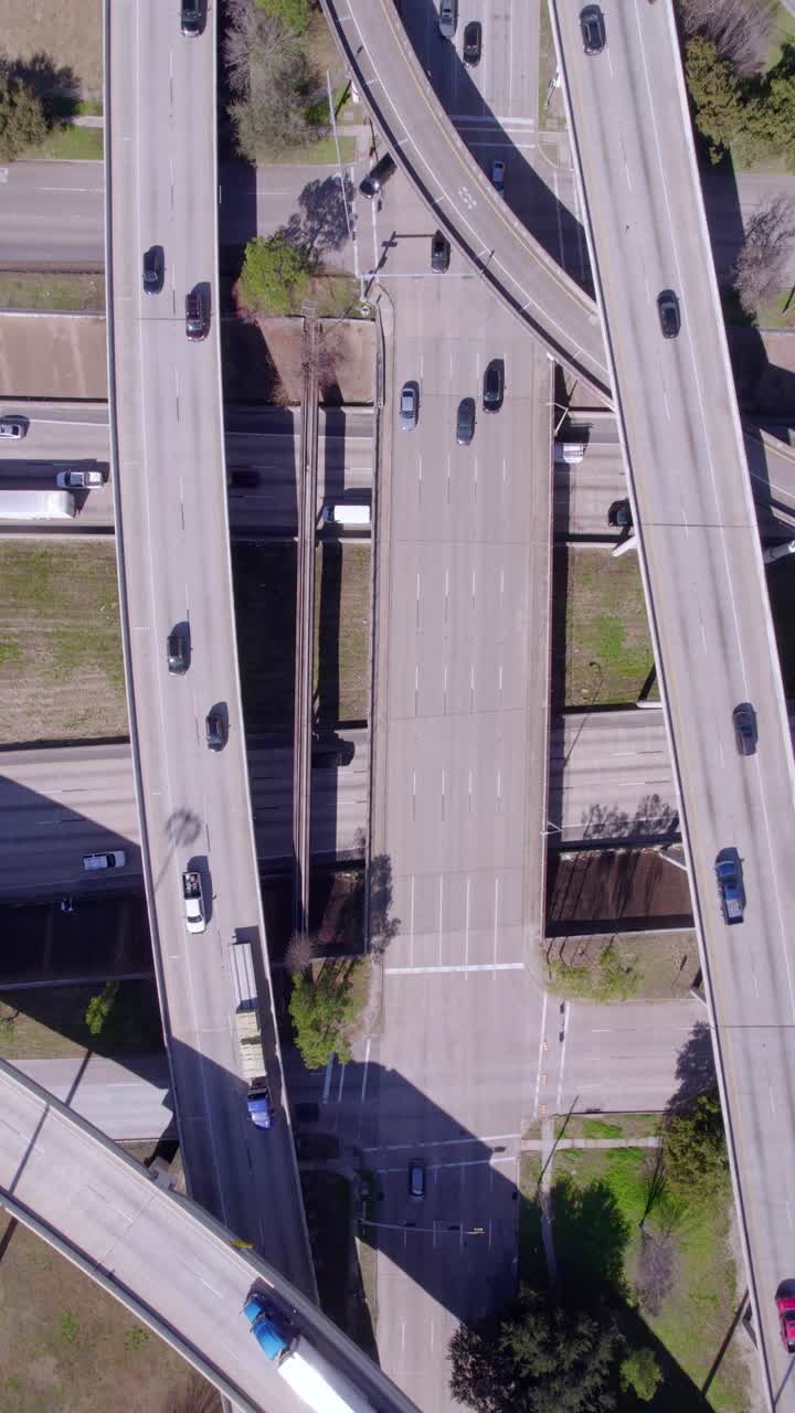 imagen vertical de un avión no tripulado, cruce de carreteras estadounidenses y tráfico de puentes, vista aérea de ojo de pájaro