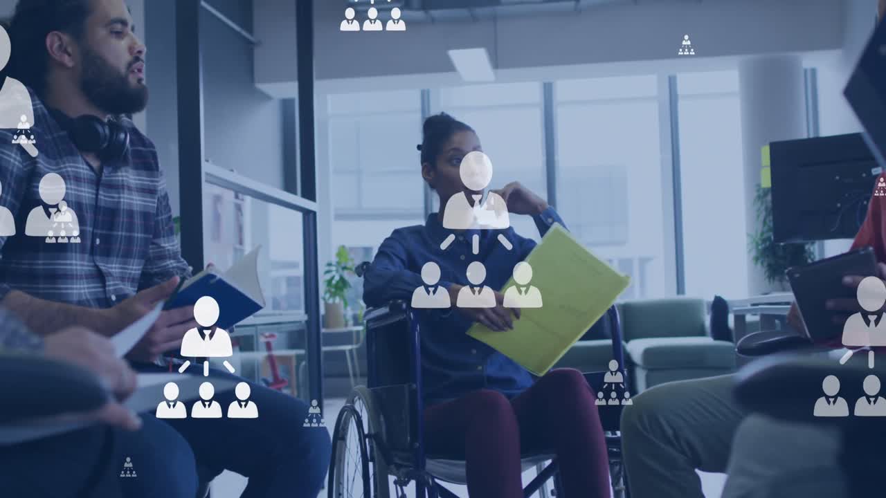 animación de iconos de las redes sociales sobre diversos empresarios que trabajan en la oficina