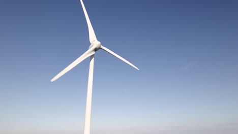 Molino-De-Viento-De-Energía-Limpia-Contra-Un-Cielo-Azul-Claro-En-Los-Países-Bajos