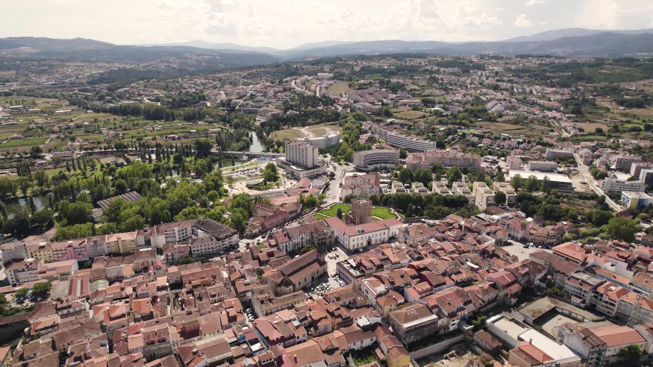 panorámica aérea dando vueltas amplia vista sobre la ciudad de chaves en portugal