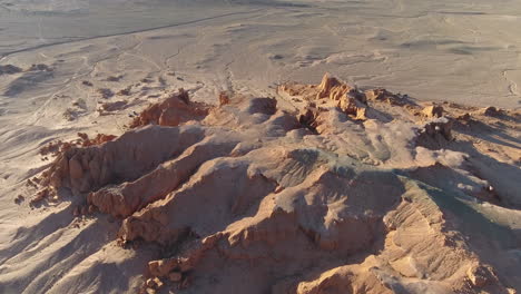 Gran-Vista-Aérea-Del-Sitio-Arqueológico-De-Bayanzag-Mongolia-Acantilados-En-Llamas